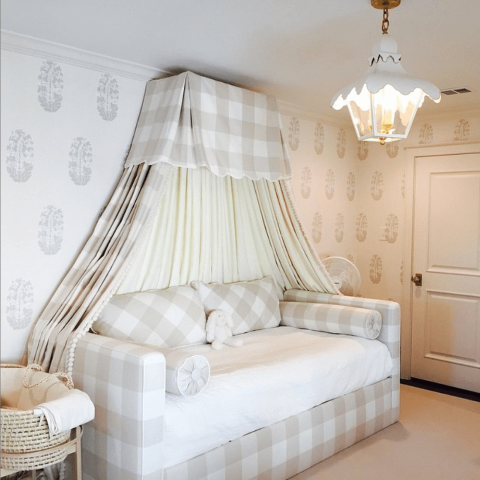 Балдахин над диваном