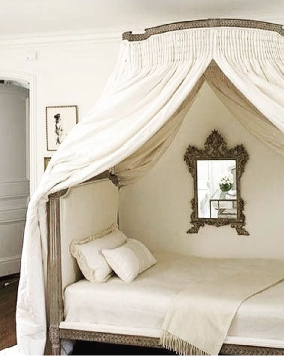 Кровать в нише со шторами