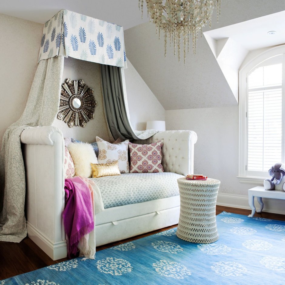 Балдахин над диваном в гостиной