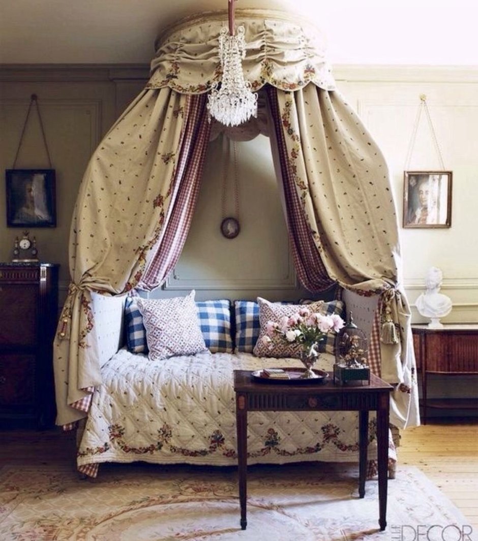 Кровать Кинг сайз с балдахином