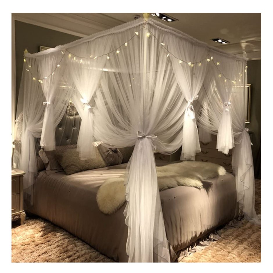 Старинная кровать с балдахином