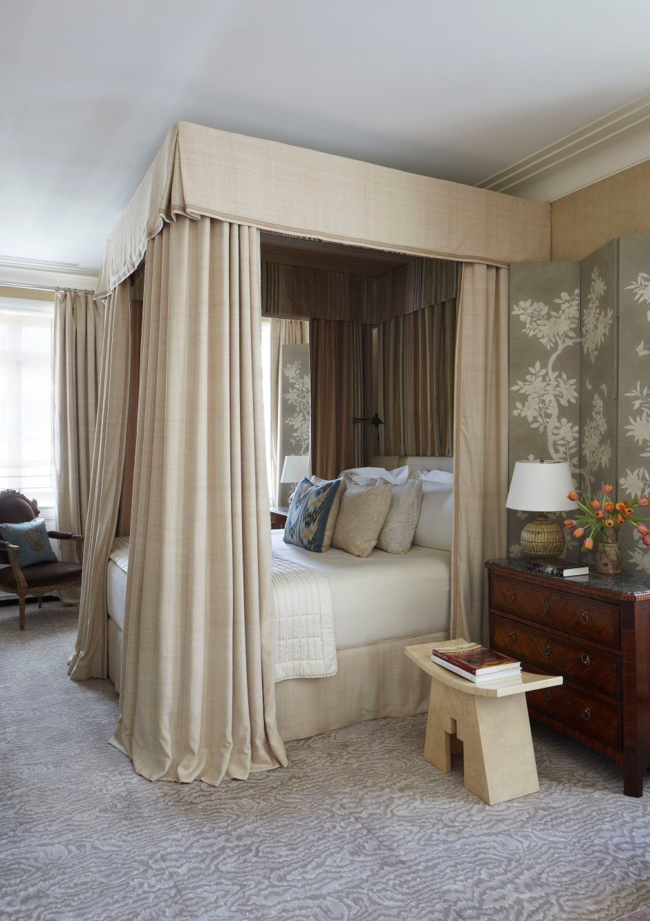 Кровать с балдахином в гостиной