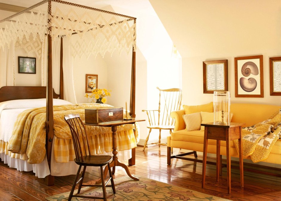 Кровать с балдахином в студии