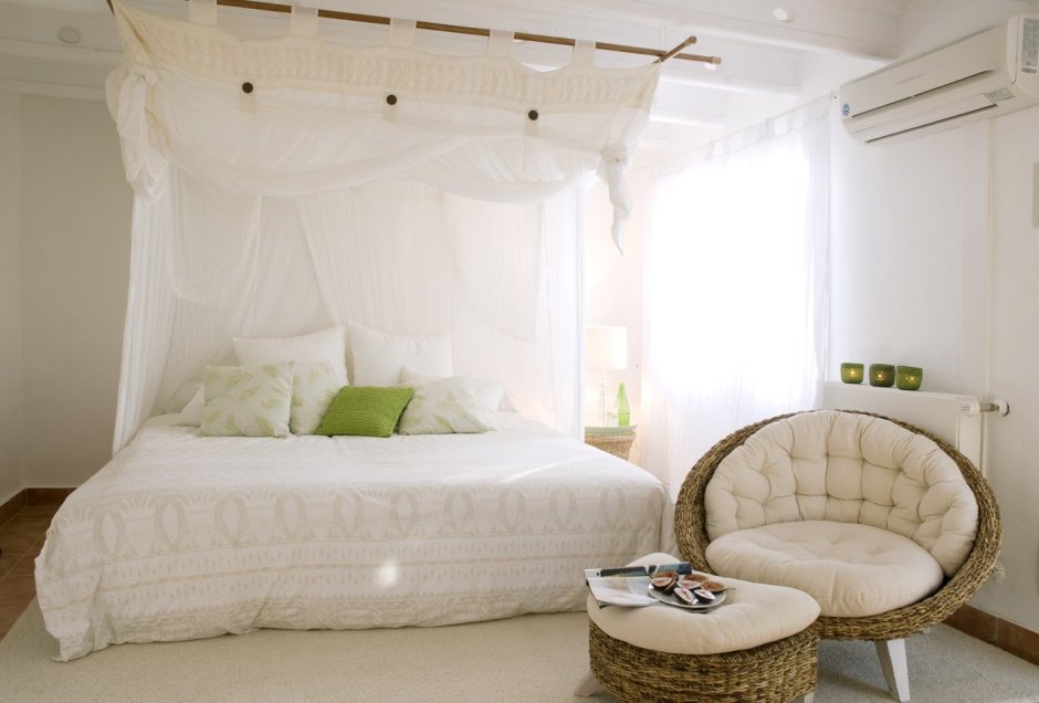 Интерьер спальни с диваном и кроватью