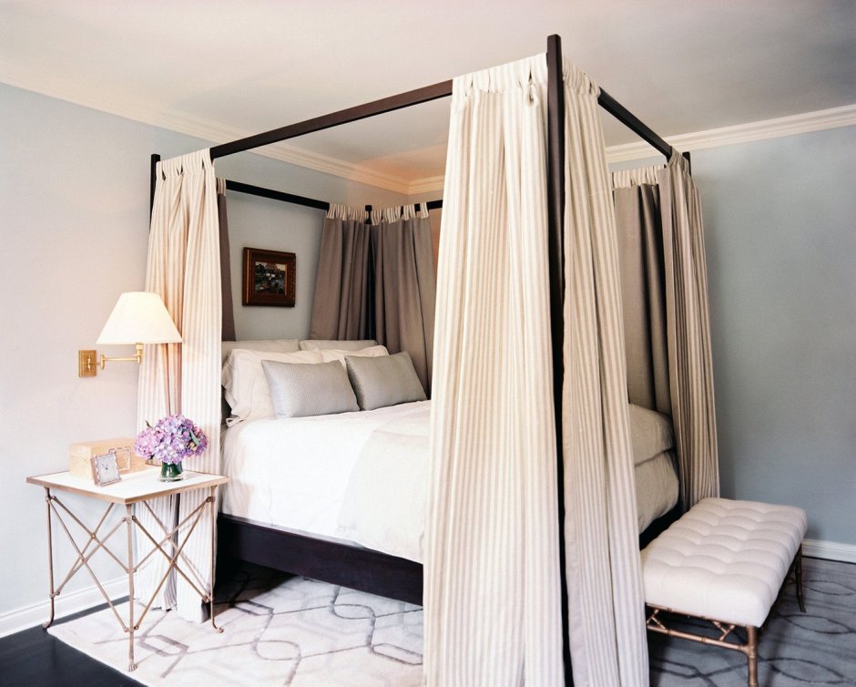 Розовая ниша с зеркалом в стиле Романтизм