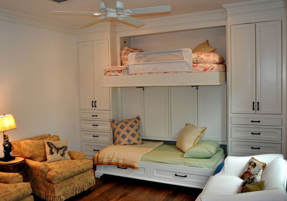 Спальня-гостиная с двухъярусной кроватью