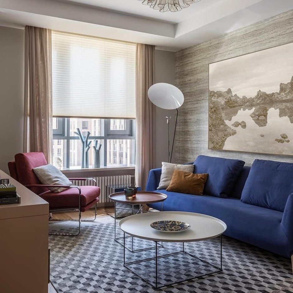 Гостиная с синим диваном