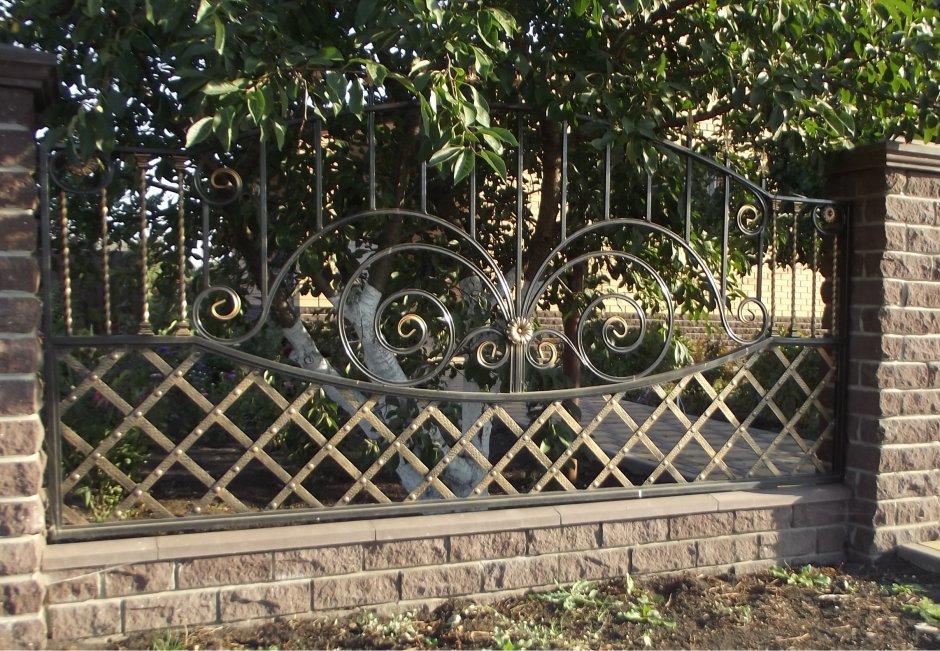 Кованые ворота в романском стиле