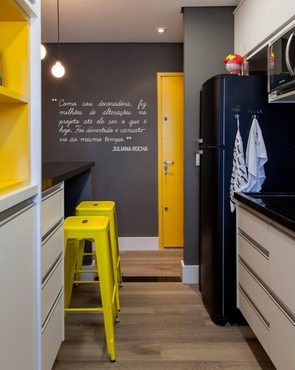 Прихожая в серо желтых тонах