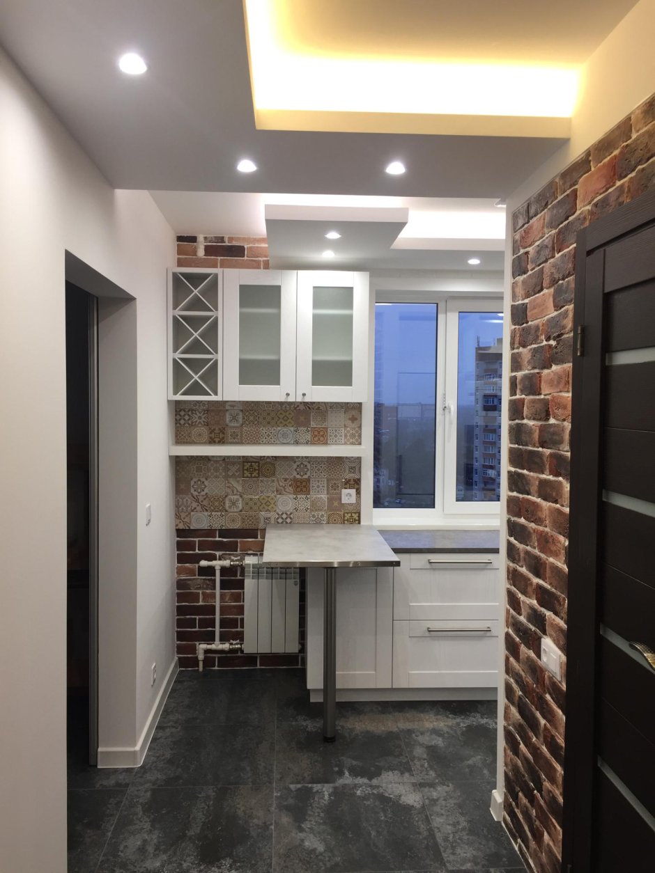 Кухня в двушке в коридоре-прихожей