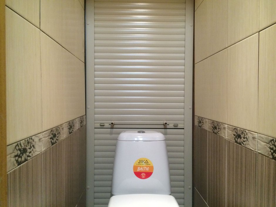 Туалет с открытыми трубами