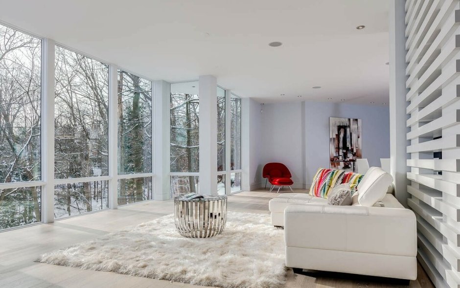 Светлая гостиная с панорамными окнами