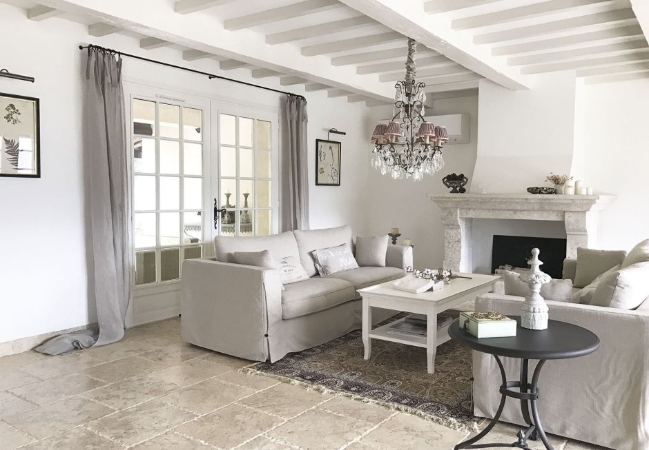 Белый интерьер загородного дома