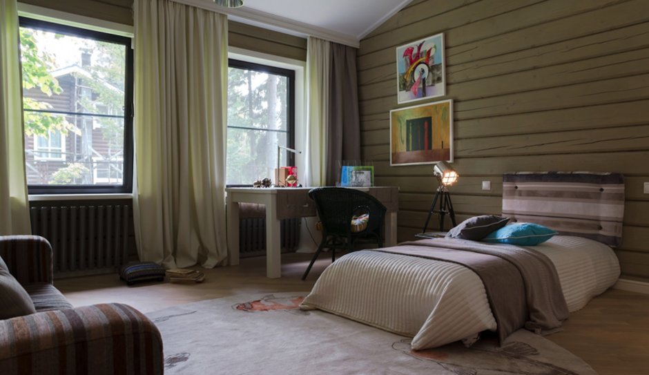 Зеленая спальня в деревянном доме