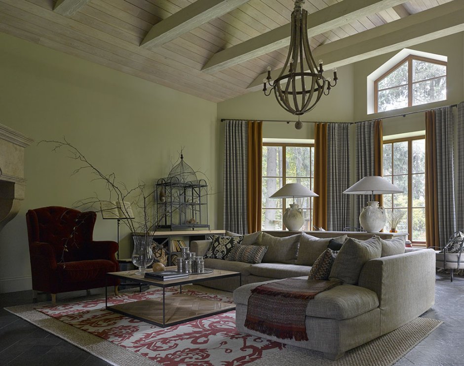 Оливковая гостиная в загородном доме
