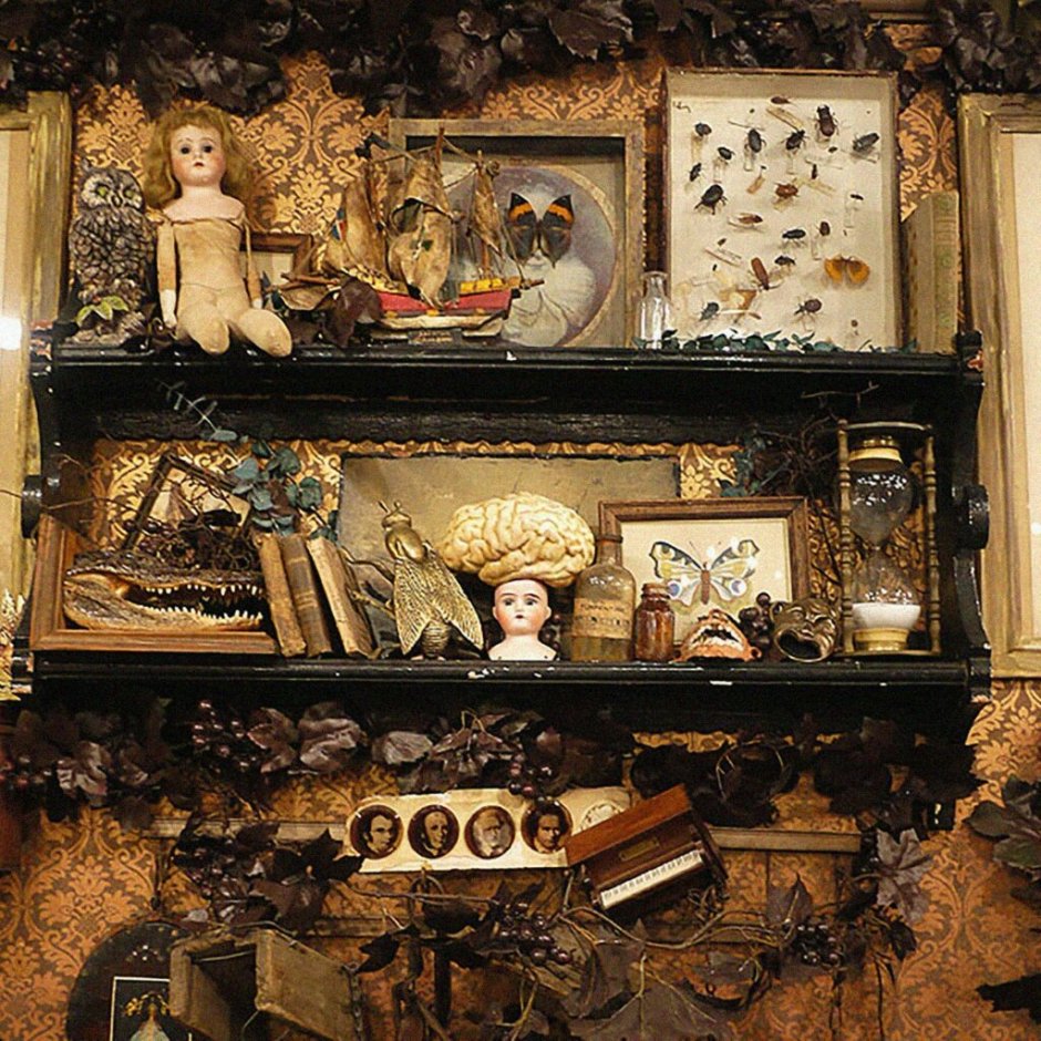 Старинные вещи на полках