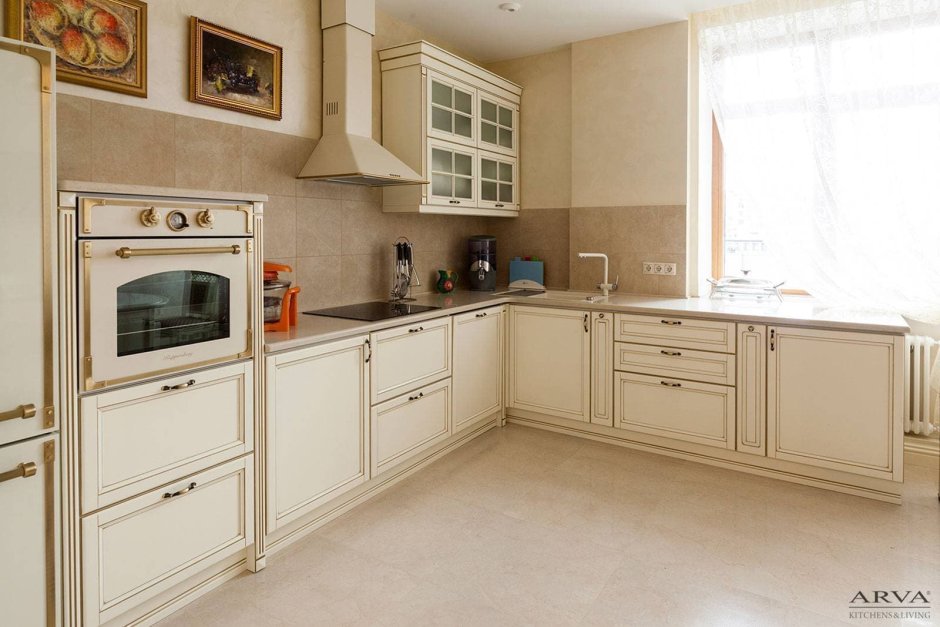 Кухня классика молочного цвета