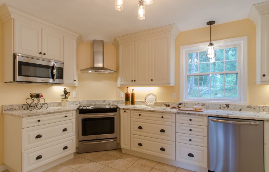 Кухня ванильного цвета в интерьере