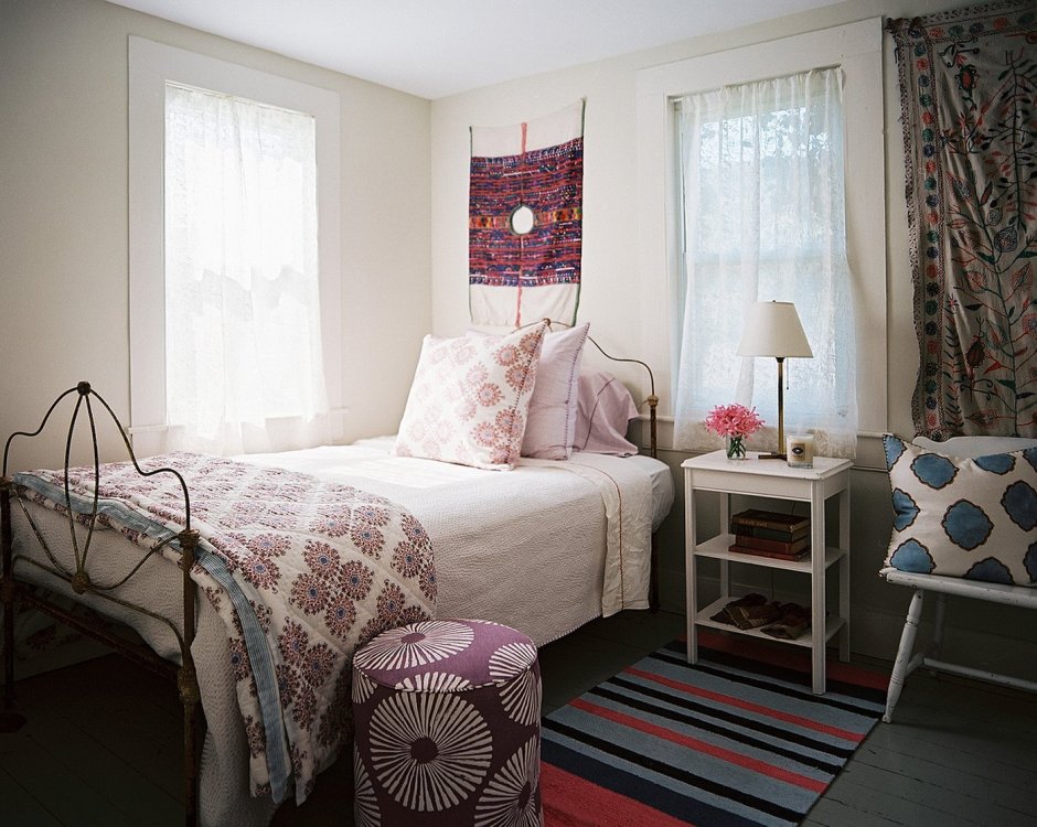 Комната для девушки с двумя окнами