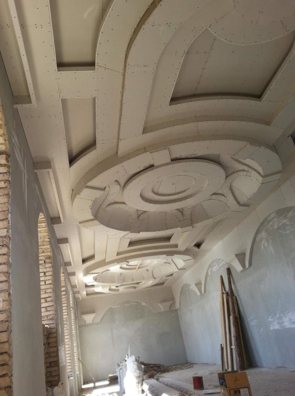 Фигурни потолок из гипса