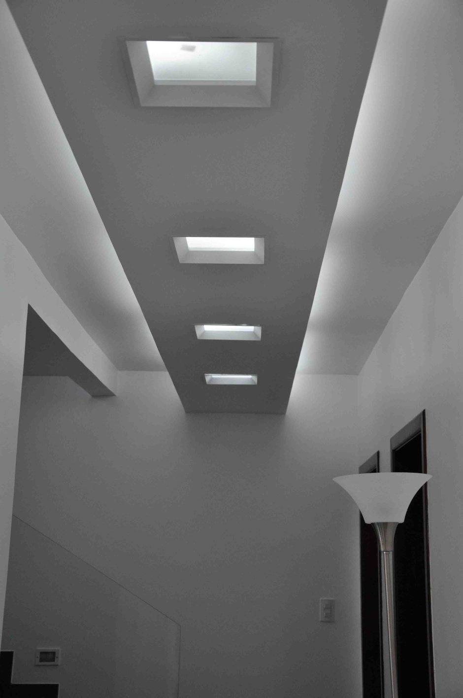 Потолок из гипсокартона хайтек