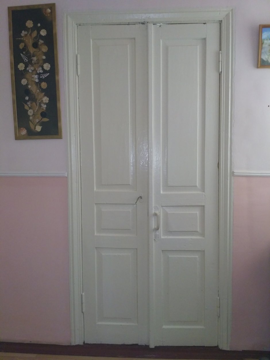 Старая белая дверь