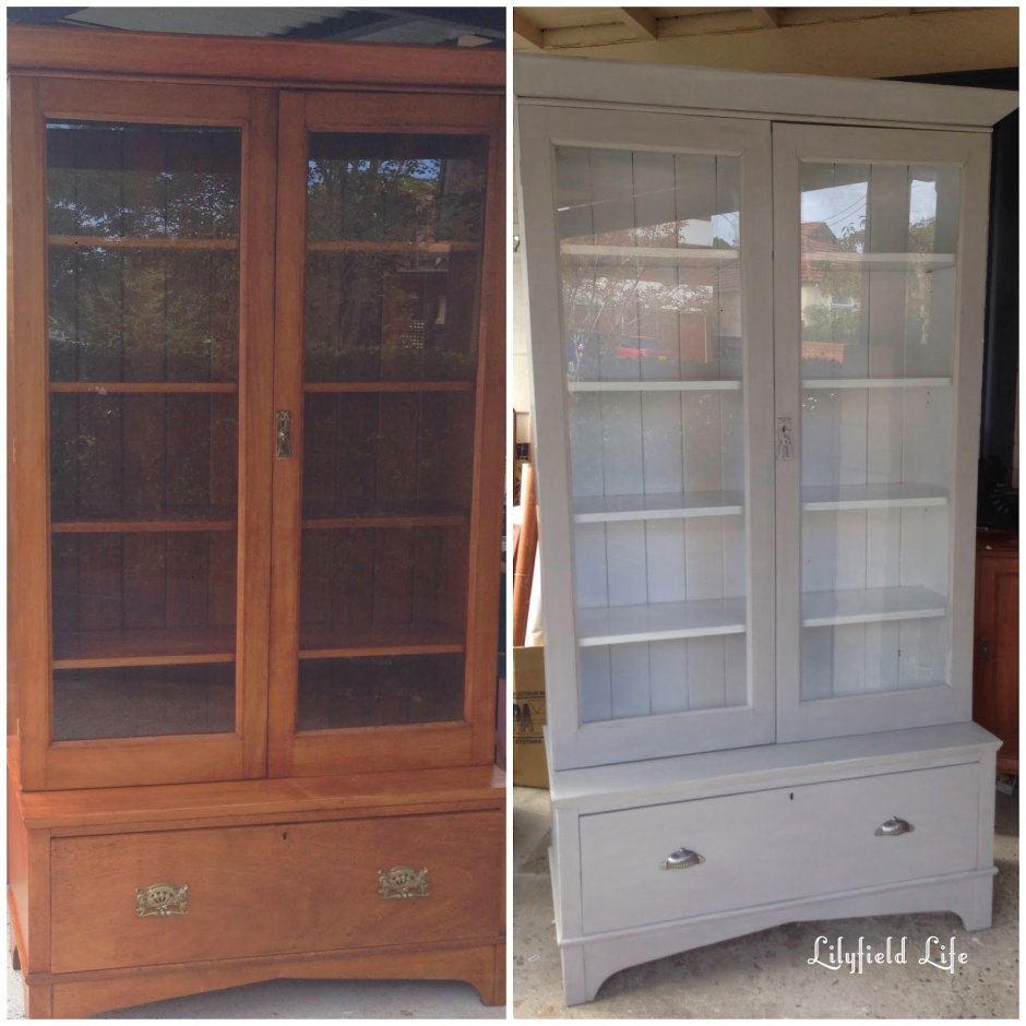 Старый шкаф со стеклянными дверцами