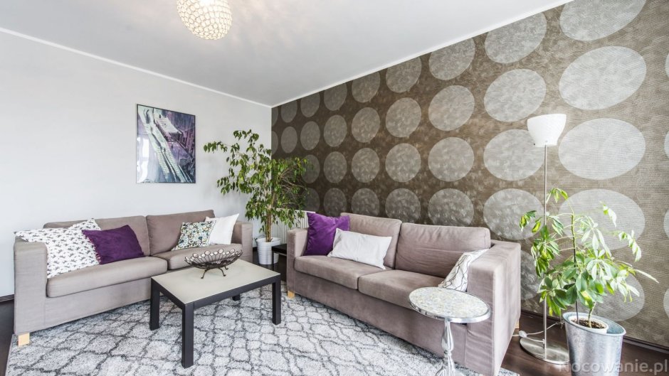 Комбинированные стены в гостиной