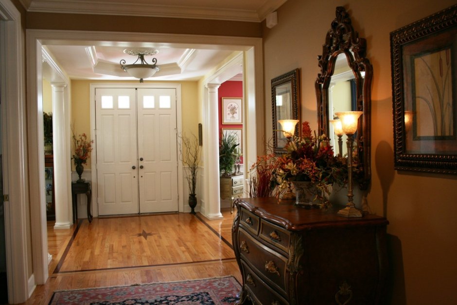 Большая прихожая в доме