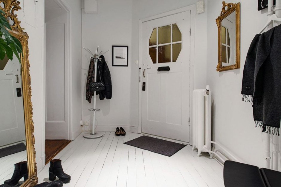 Прихожая с окном в скандинавском стиле