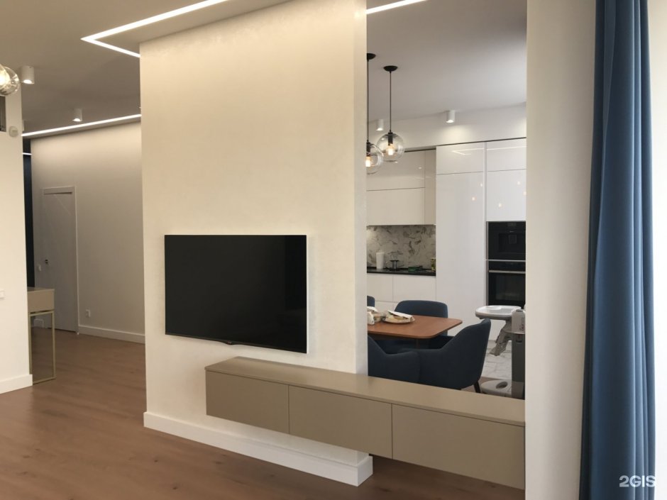 Телевизор на колонне в гостиной