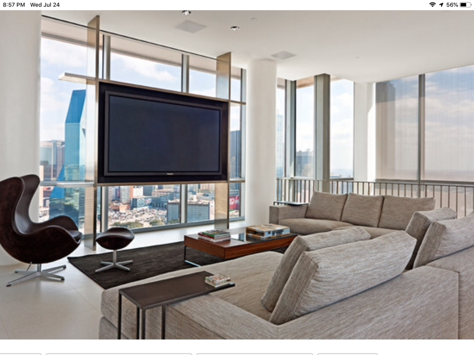 Телевизор у окна в интерьере