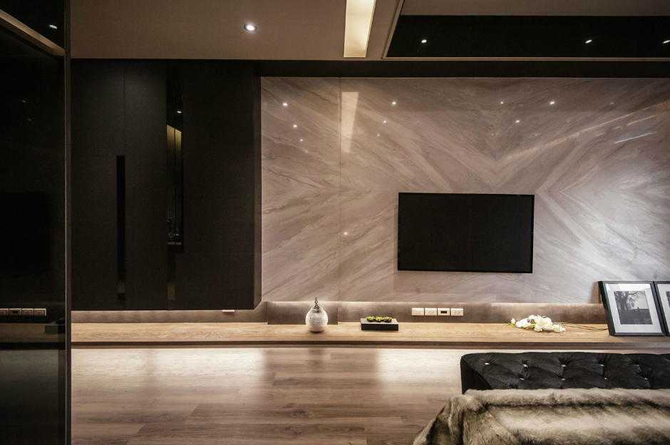 Большой телевизор в гостиной