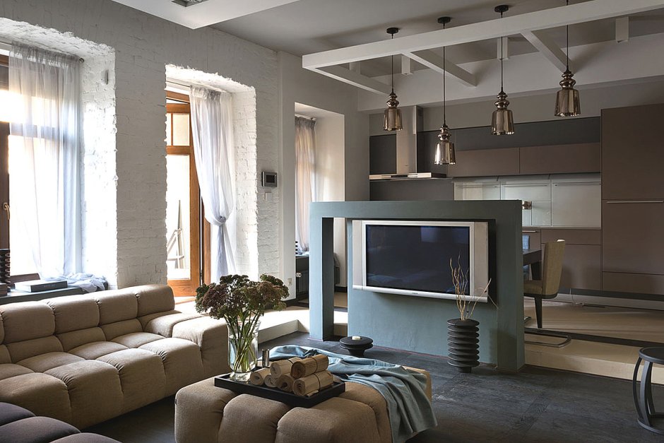 Телевизор между кухней и гостиной