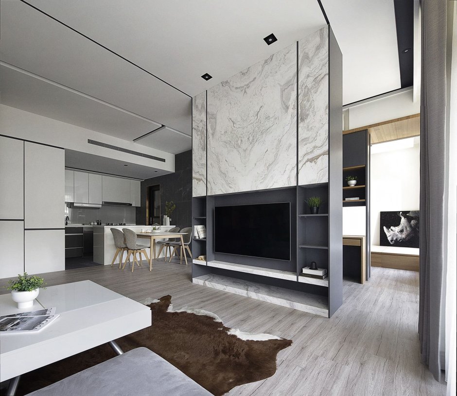 Телевизор посередине комнаты