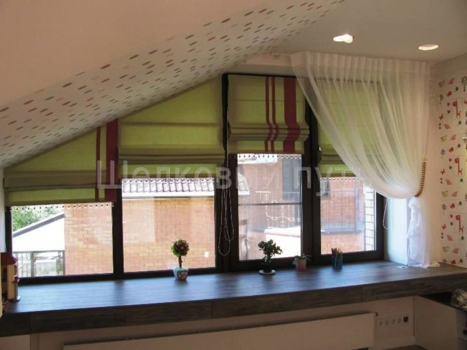 Рулонные шторы на скошенные окна