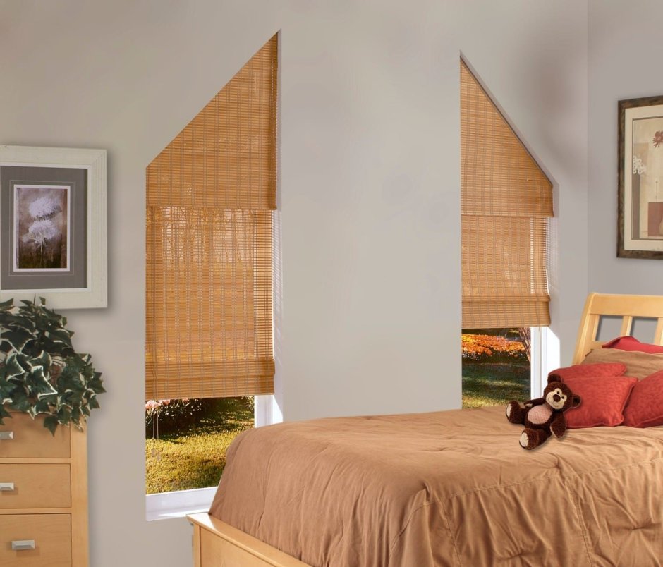 Римские шторы на скошенные окна в деревянном доме