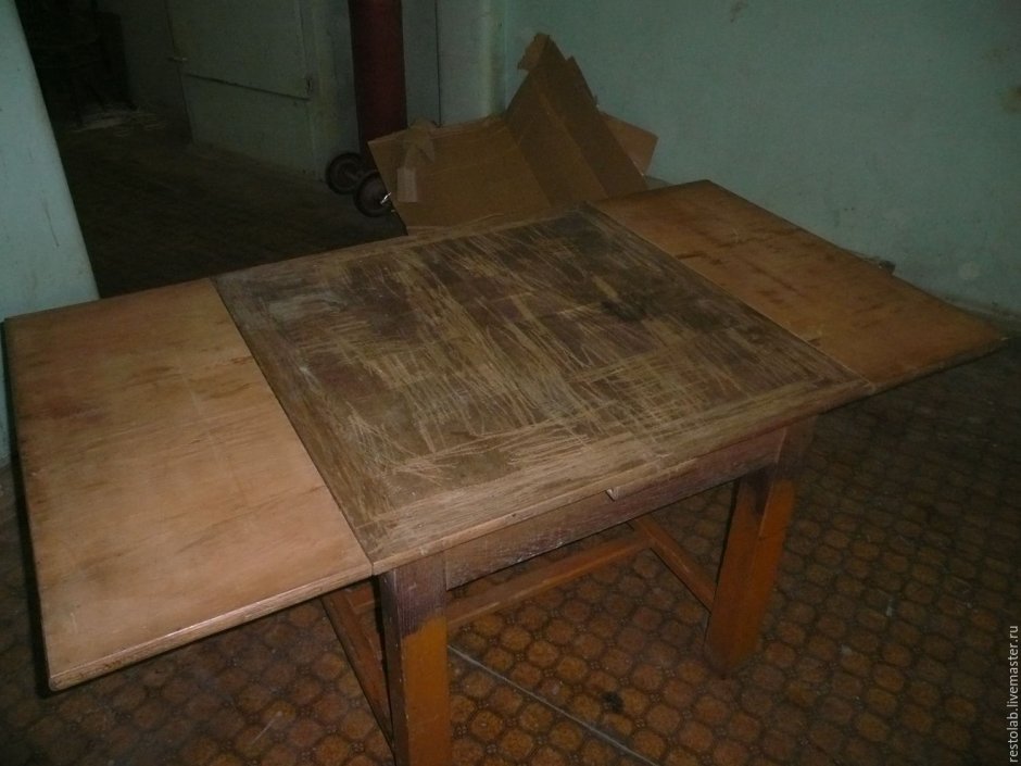Старый деревянный кухонный стол