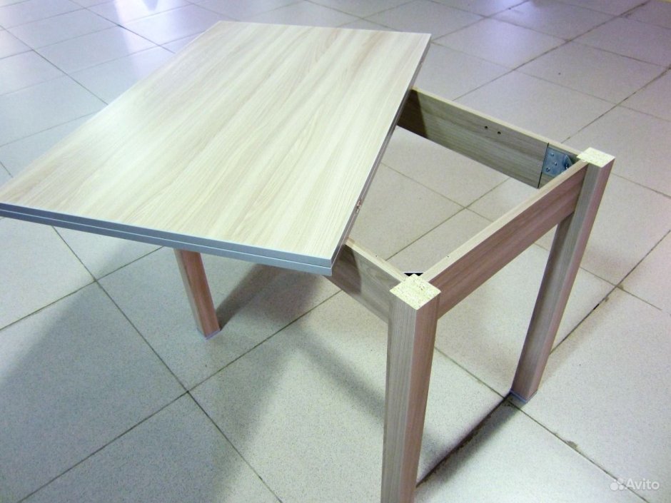 Старый стол на белом фоне