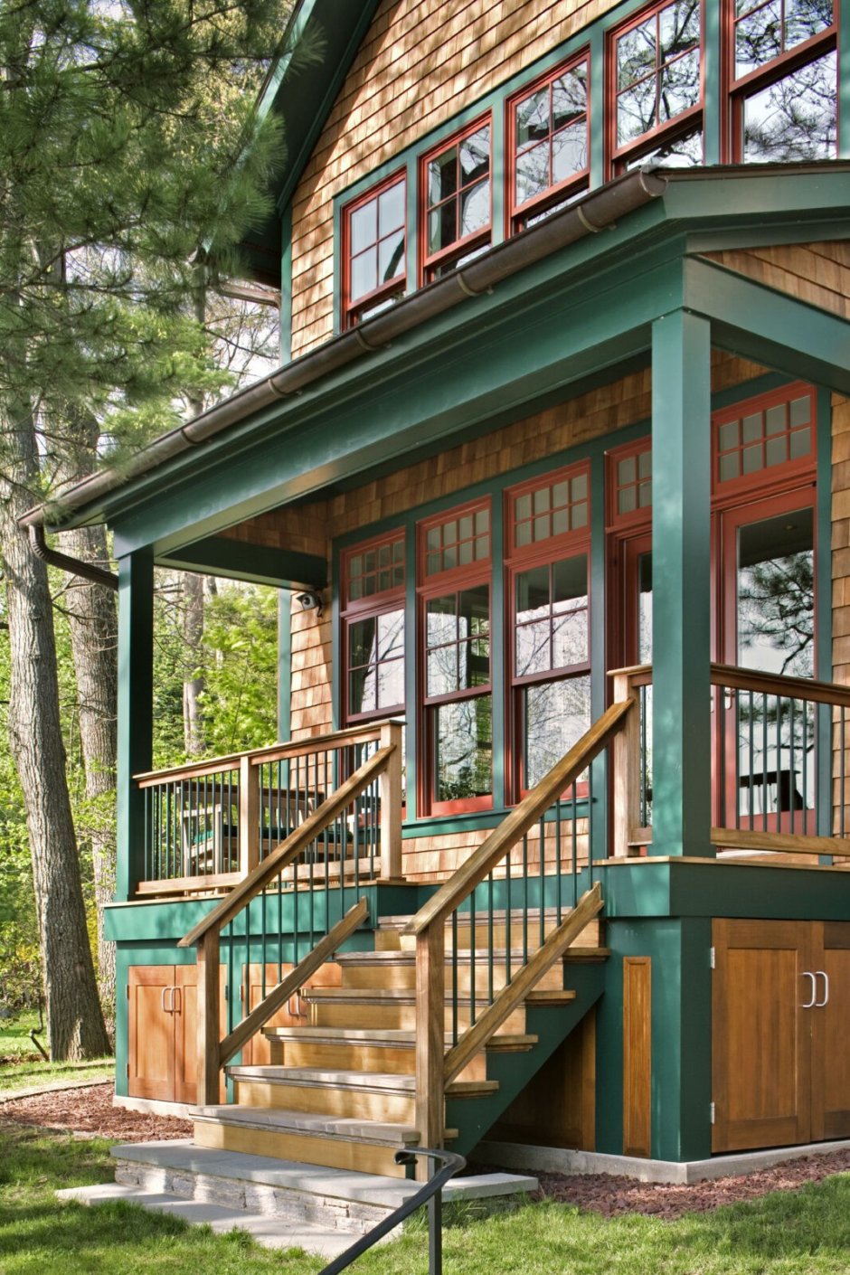 Дом с высоким крыльцом