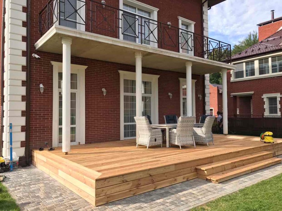 Терраса к кирпичному дому