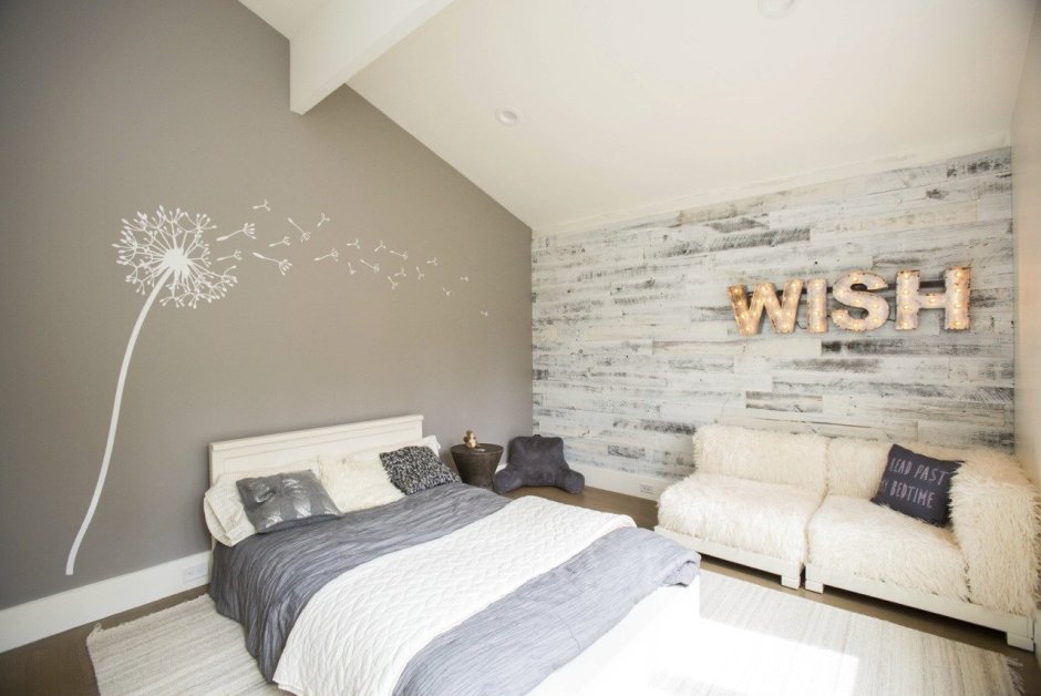 Белый ламинат на стене