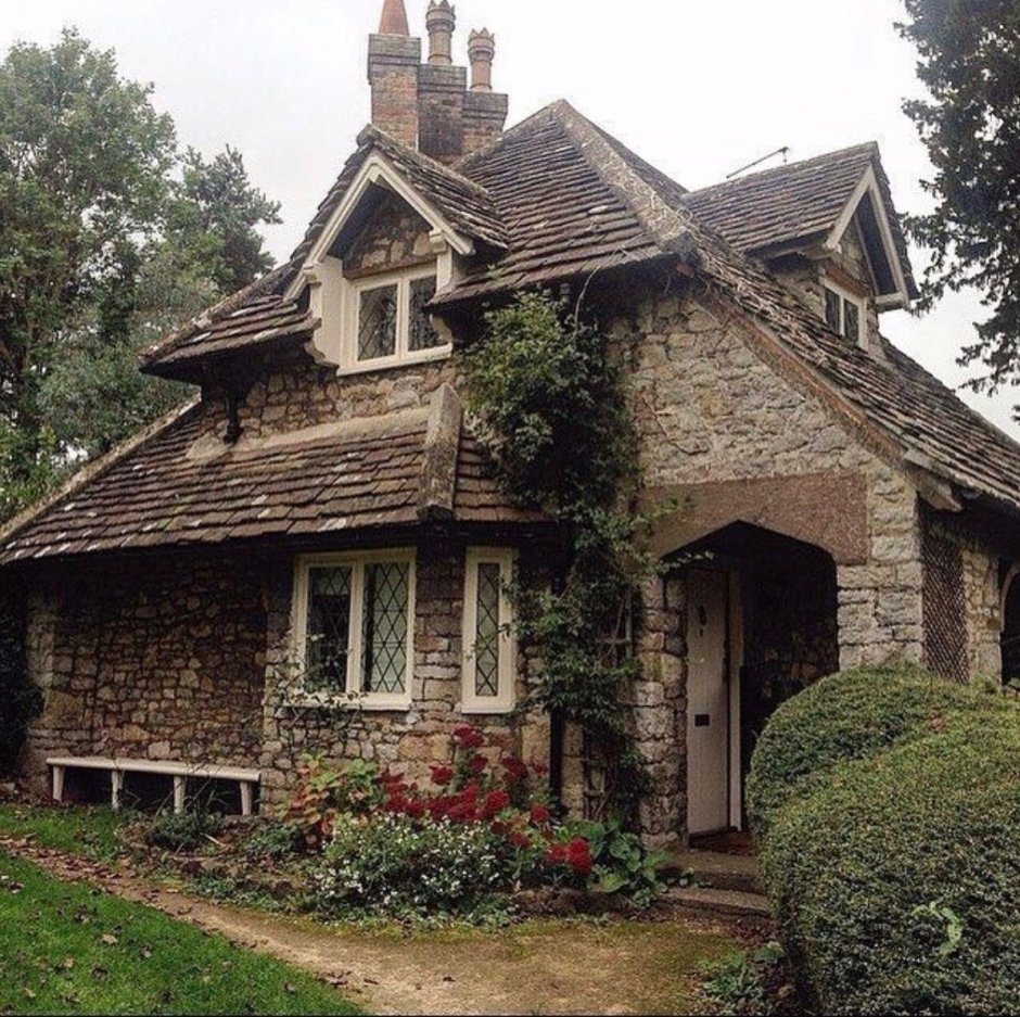 Каменный дом в английском стиле