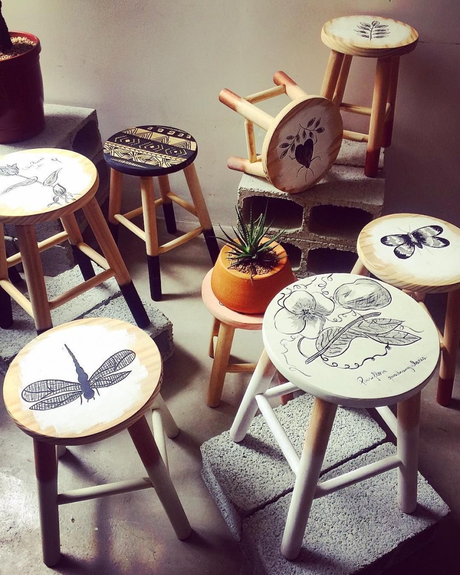 Табурет деревянный старый