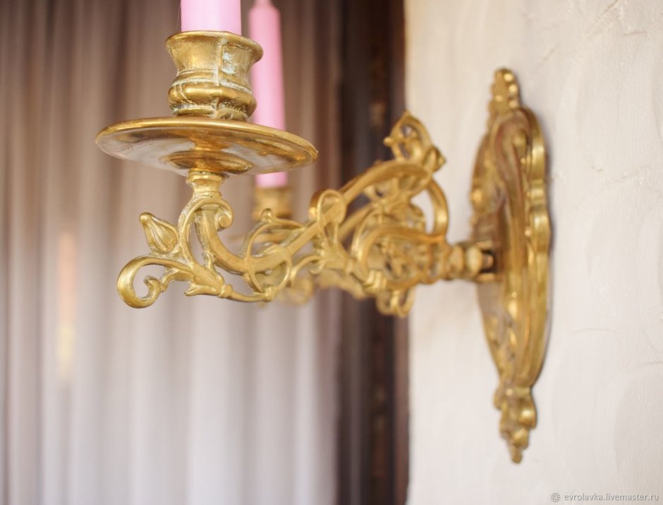 Старинное пианино с подсвечниками