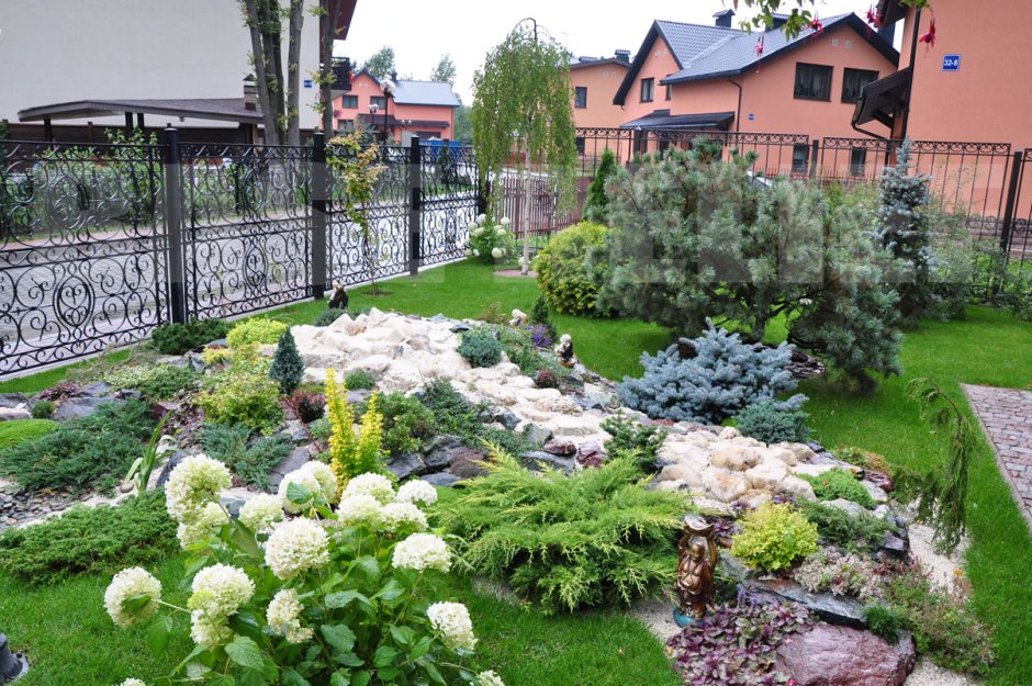 Розарий с хвойниками