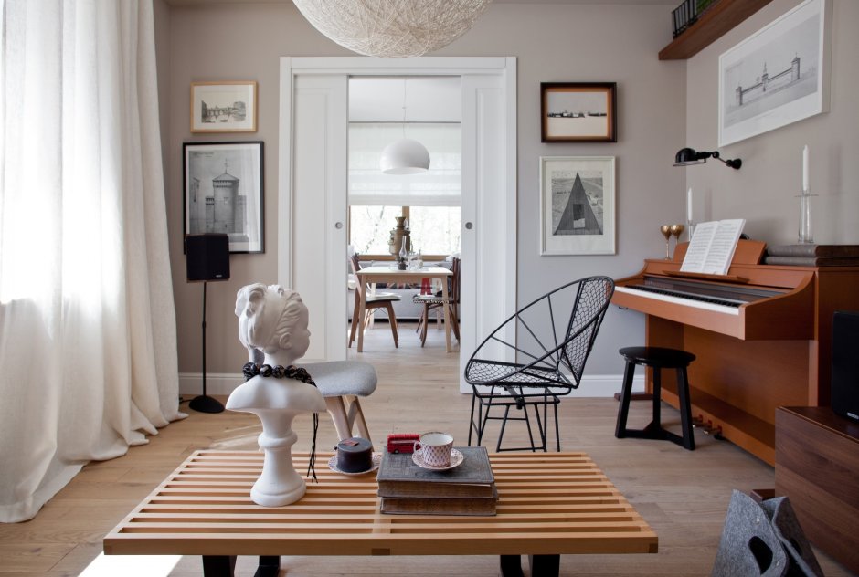 Комната в скандинавском стиле с пианино
