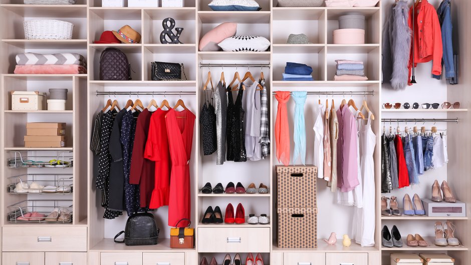 Шкаф женский внутри