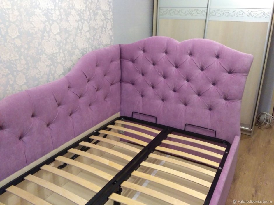 Кровать угловая с мягкими спинками