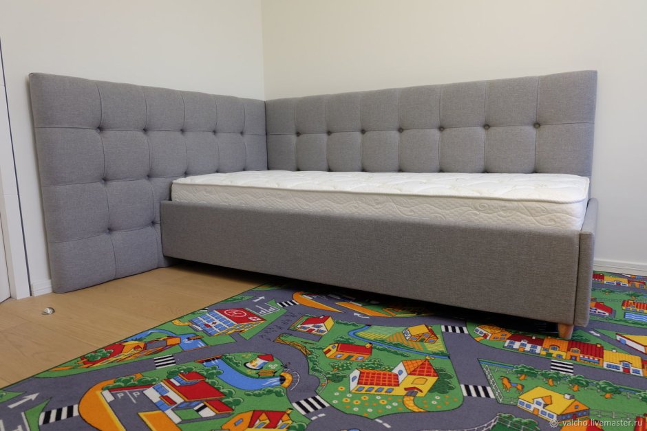 Угловая кровать с мягкими боковинами
